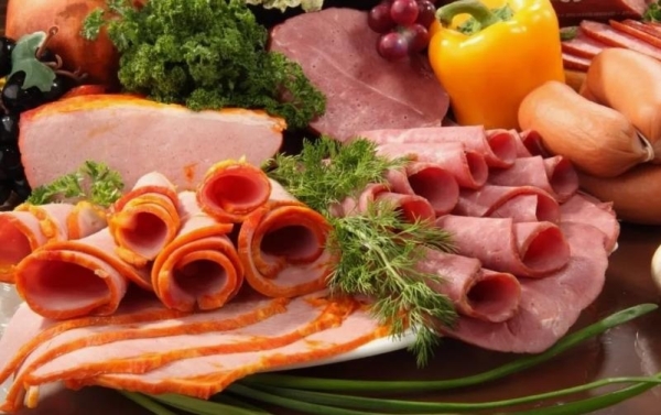 Тушеная свинина содержит сахар, а стейки провоцируют воспаление: мясные продукты, разрушающие коллаген, и чем их заменить
